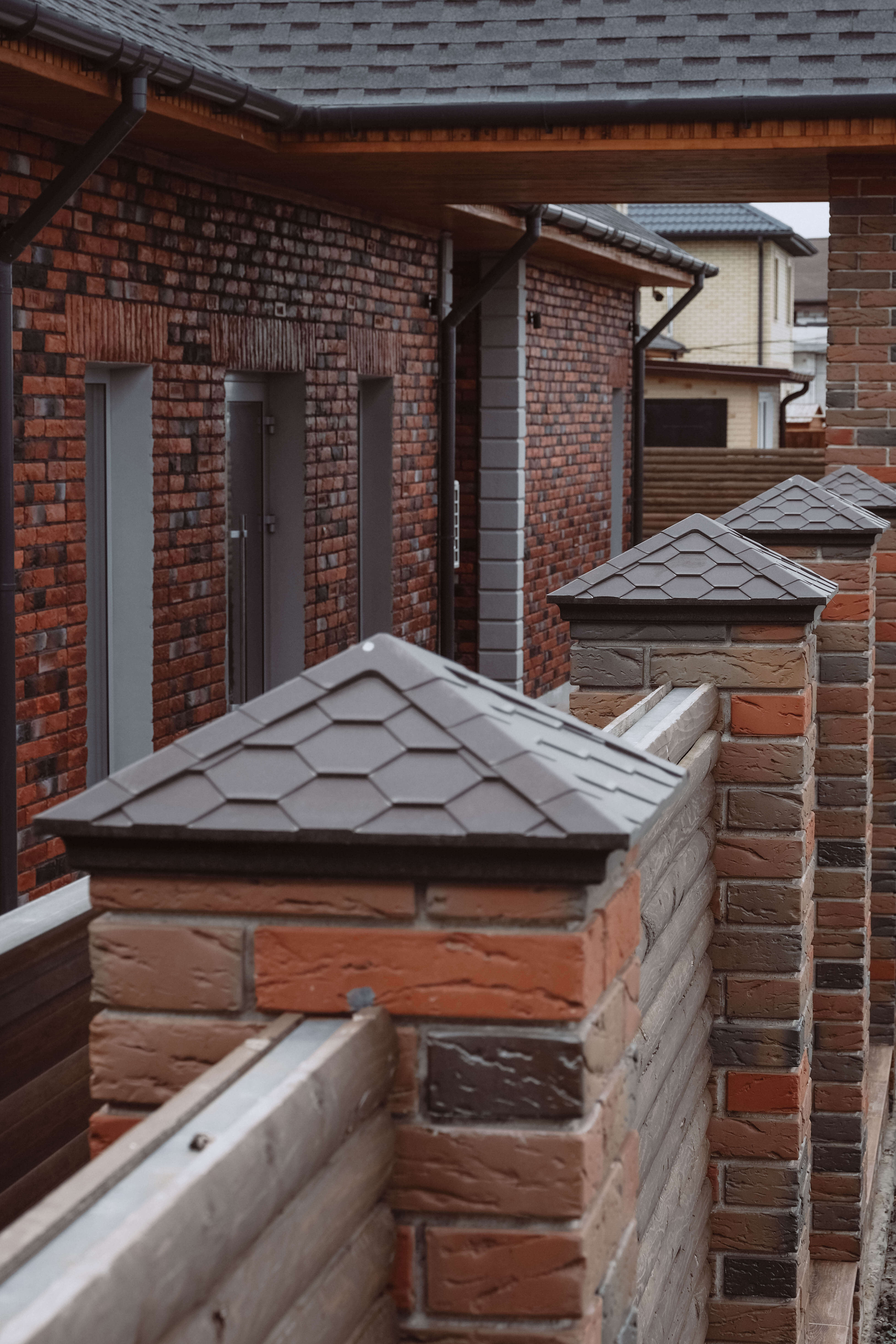 Колпак Zking Эверест Коричневый на столб 1.5х1.5 кирпича (390х390мм) в Сочи фото